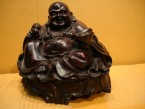 bouddha happy assis avec une coupe