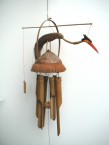 carillon en bambou avec oiseau sur toit en coco