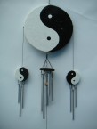 carillon  avec 3 ying yangs 1 large et 2 petits