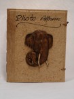 album de photos en papier fait artisanalement avec éléphant sur la couverture brune