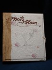album de photos en papier fait artisanalement avec des fleurs sèché dans le papier du couverture