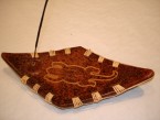 porte encens en forme de carreau avec gecko et décoration de rotin