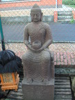 Boeddha sur un socle en pièrre de lave